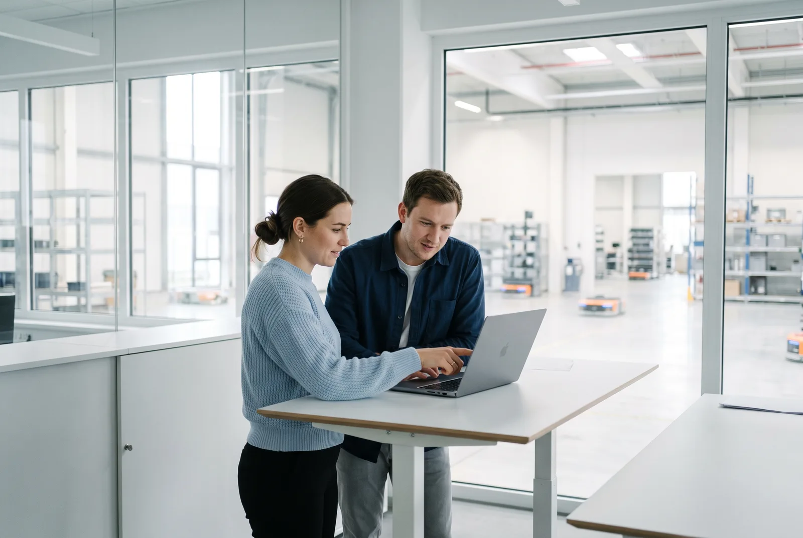 Mitarbeiterin arbeitet am Laptop mit Unterlagen im Büro